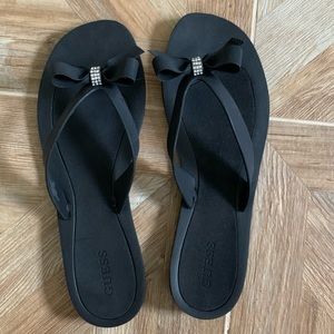 GUESS flip flops